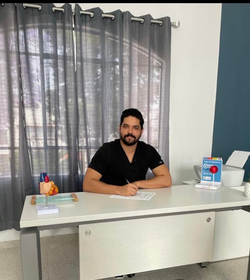 El Dr. Aldo Pérez en su consultorio de la Colonia del Valle