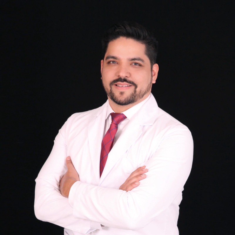El Dr. Aldo Pérez con bata médica