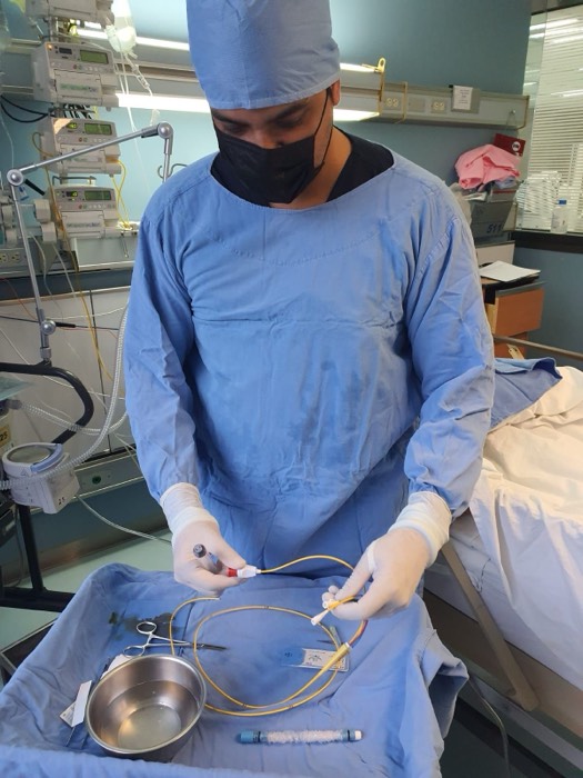 El Dr. Pérez preparando un procedimiento cardiológico en hospital